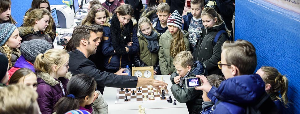 Nick Schilder speelt tegen kinderen in Wijk aan Zee. Foto: Alina l'Ami