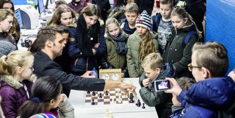 Nick Schilder speelt tegen kinderen in Wijk aan Zee. Foto: Alina l'Ami