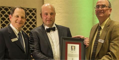 Alexander Shabalov (midden) werd eerder dit jaar ingehuldigd in de US Hall of Fame | Foto: Lennart Ootes